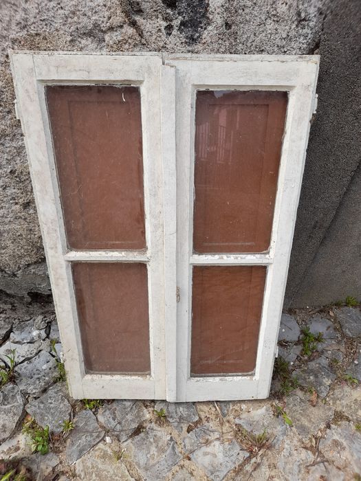 Janela de madeira antiga maciça.463108654499123201