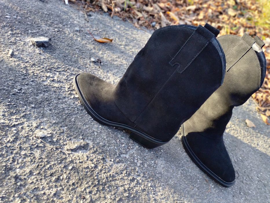 Козаки замшеві чорного кольору