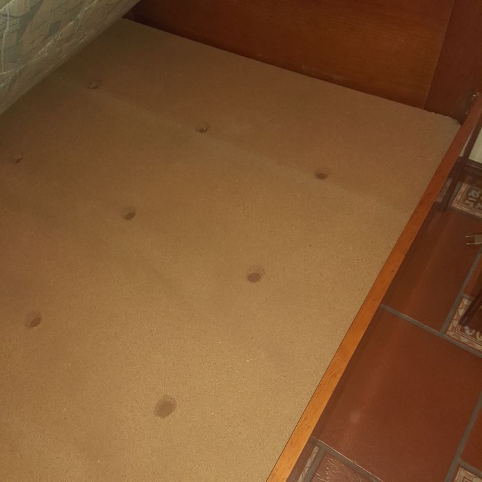 Mobília quarto (2 camas solteiro + 1 mesa de cabeceira), em pinho