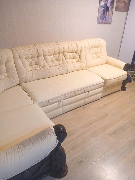 Продам шкіряний(еко) кутовий диван з кріслом.