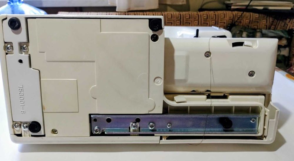 Швейная машина Janome 7524E.