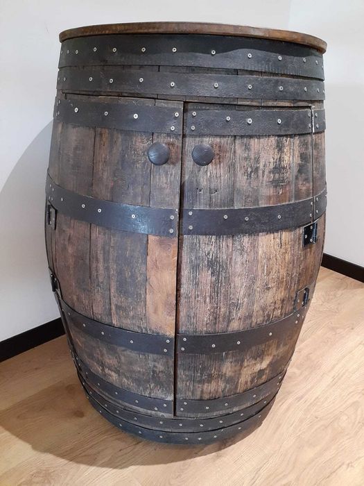 Barril decorativo com portas | Madeira e ferro | 96x60cm