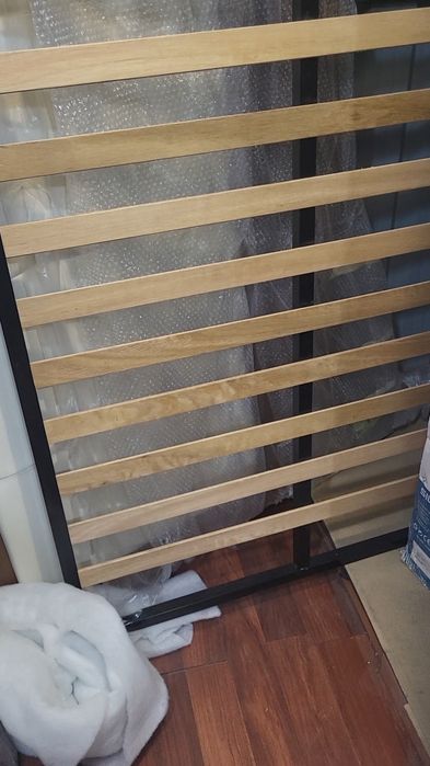 Cama, estrado e duas cabeceiras