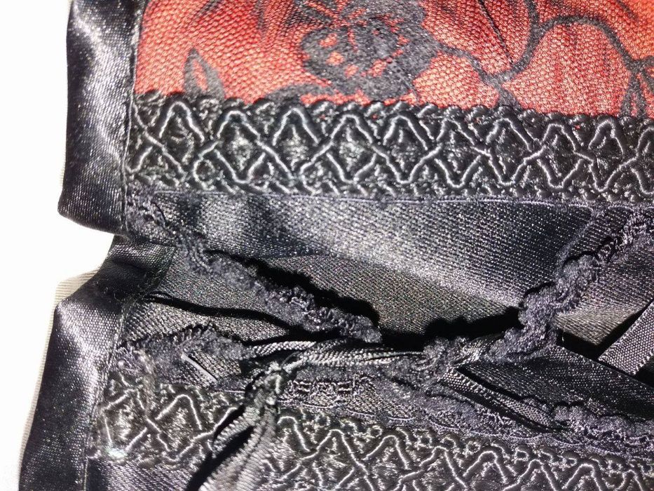 Top preto e vermelho com atilhos da Darkdoll