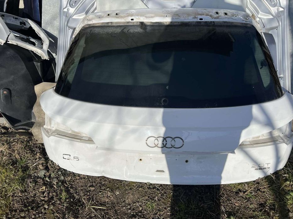 кляпа кришка багажника Audi Q5 2018р A80