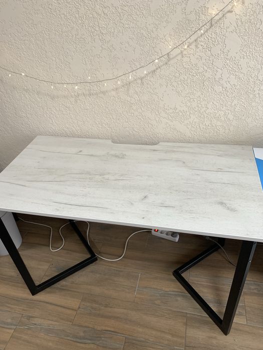 Стіл з металевими ніжками