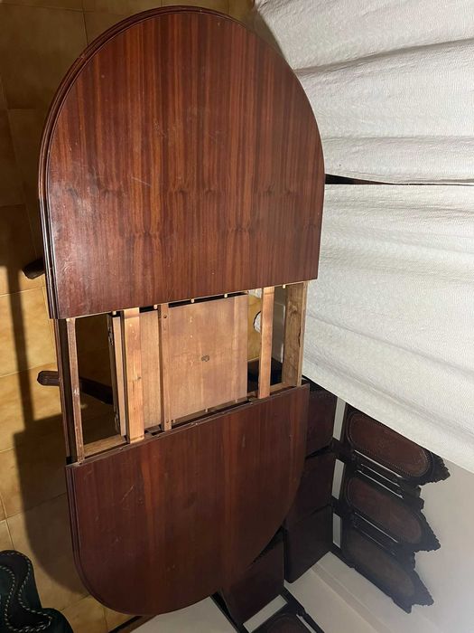 Conjunto de Mesa em Madeira com 6 Cadeiras