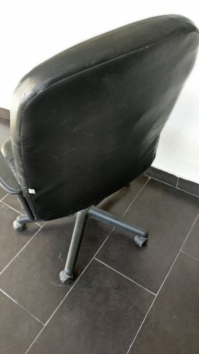 Duas Cadeiras escritório para desocupar. Sistema elevatório ok