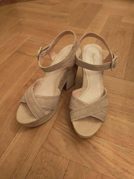 Beżowe sandałki na obcasie Pepe Jeans