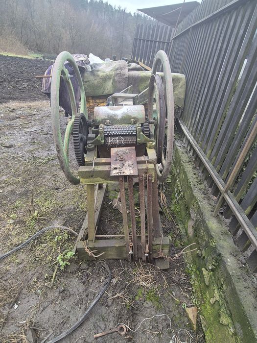 Продам січкарню з мотором.