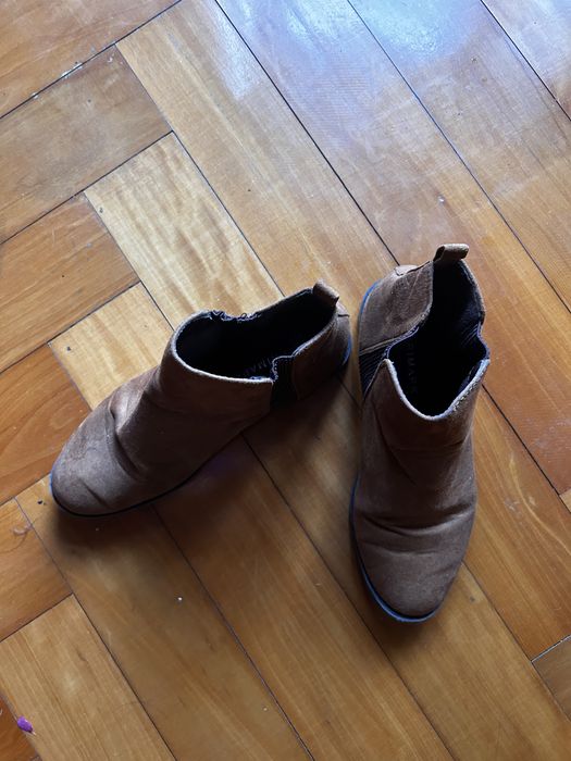 Venda de botas castanhas da Primark