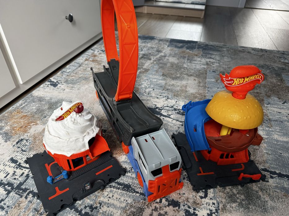 Hot Wheels Ciężarówka z pętlą  plus 2 zestawy