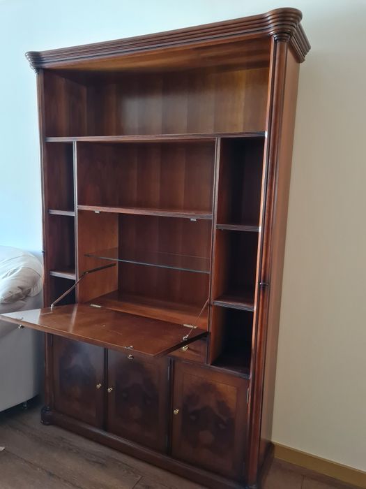 Móvel estilo neoclássico em cerejeira