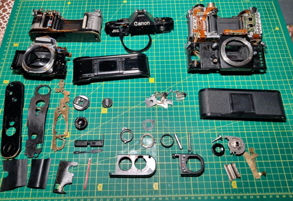 Розібрані плівкові фотоапарати Canon A-1 та Nikon F3 – на запчастини