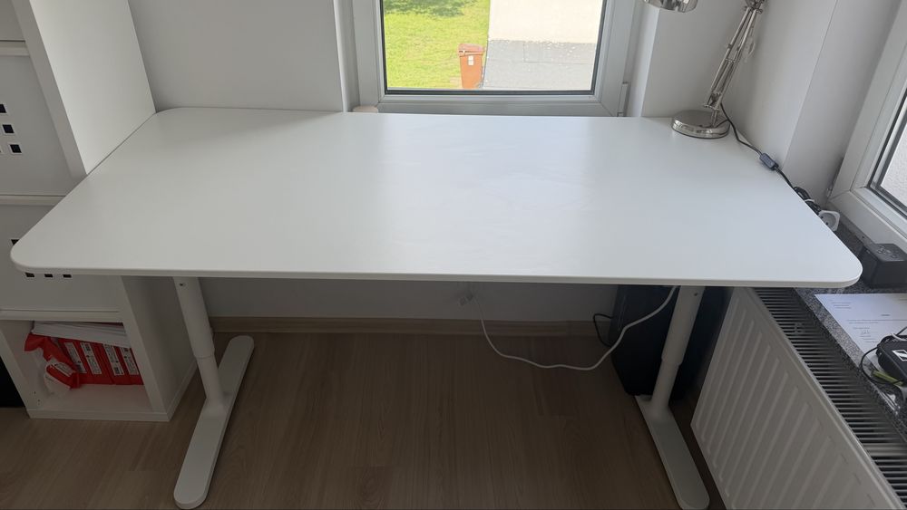 Biurko Bekant Ikea z regulacją wysokości