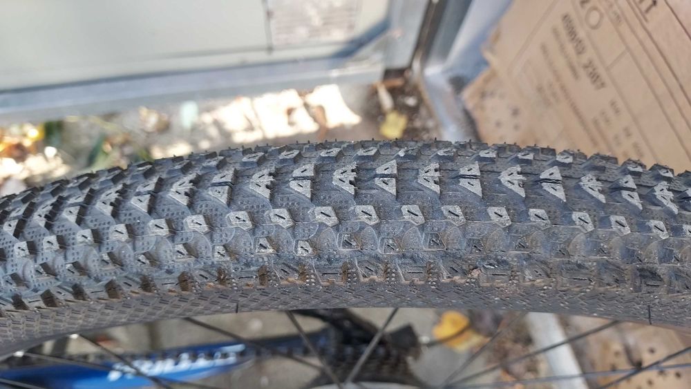 Rower młodzieżowy model MTB Storm Racer 1.0 na kołach 26 cali z ramą o rozmiarze 15 cali.