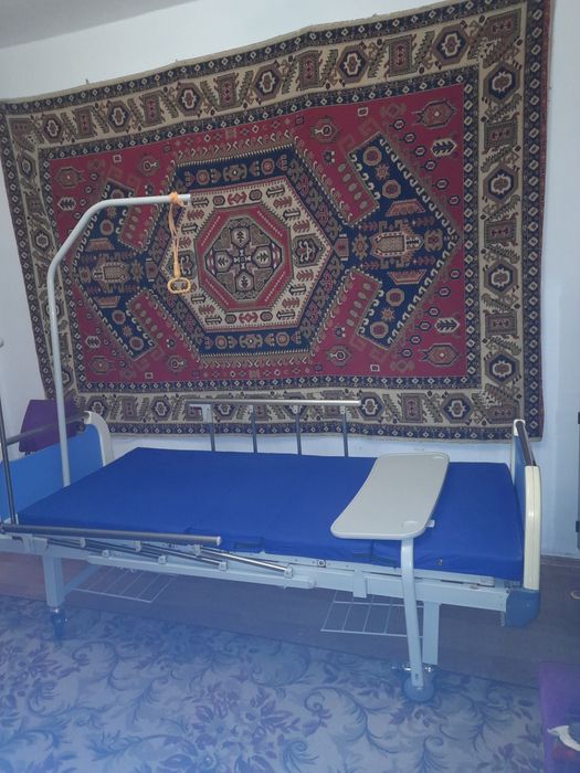 Кровать медицинская.