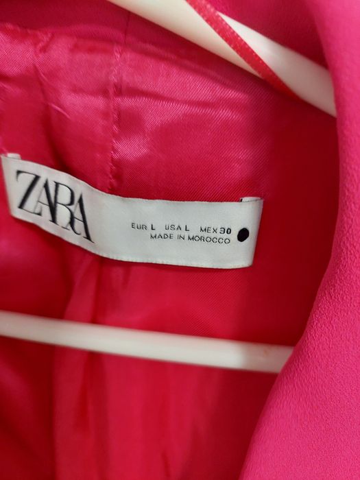 Яскравий костюм від  ZARA
