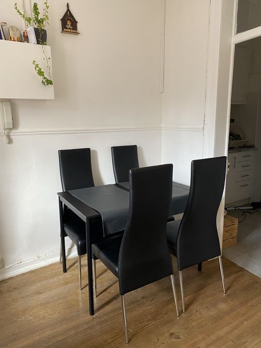 Mesa de Jantar com 4 Cadeiras – Couro Sintético Preto
