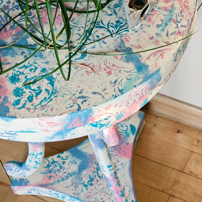 Lekki oryginalny stolik/kwietnik