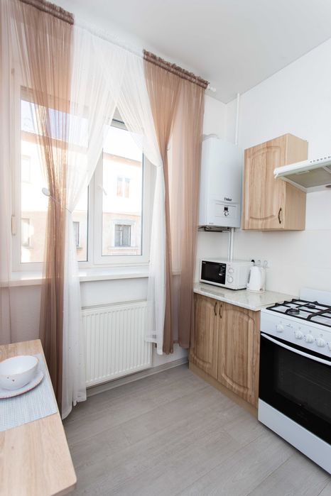 Центр. Хмельницького 6а. 2 кімнати. Власник. Квартира подобово