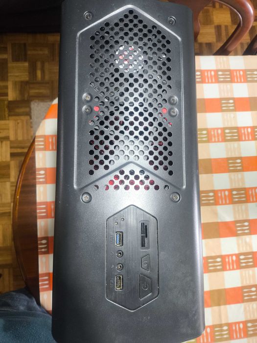 PC Gaming AMD - com oferta de monitor e sistema de som.