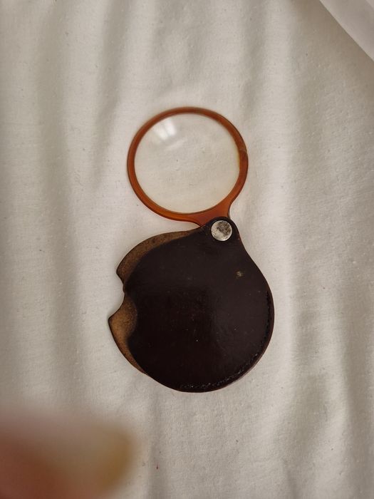 Elegante lupa de bolso antiga, dobrável, com capa protetora em pele legítima (cabedal)
