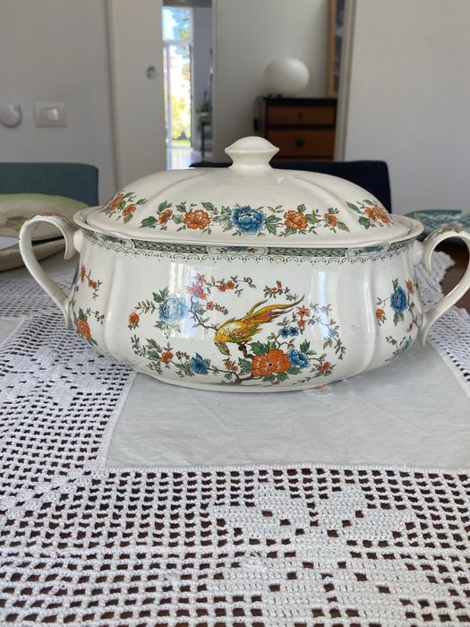 Terrina antiga com tampa – porcelana decorada com flores e pássaro