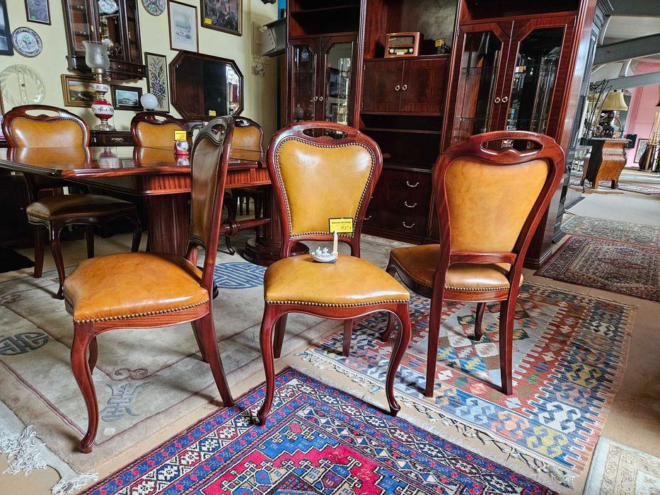 Cadeiras de sala em madeira forradas em pele - Bom estado g