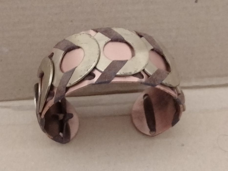 Par de pulseiras de metal
