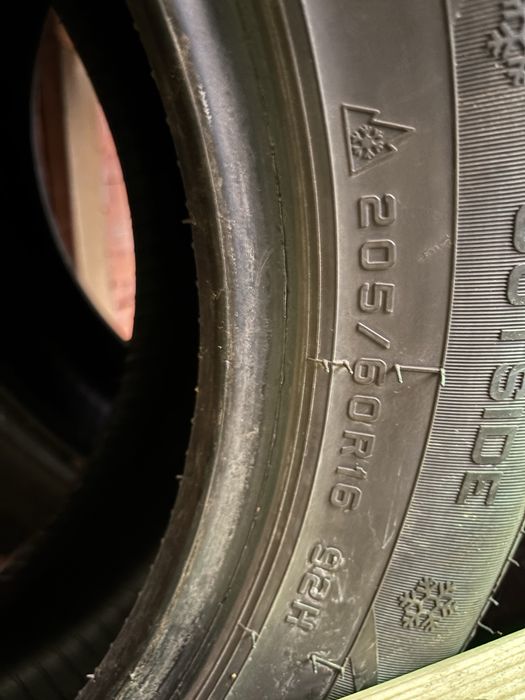 Opony zimowe 205/60R16 92H – Stan bardzo dobry, używane 1 sezon/zima