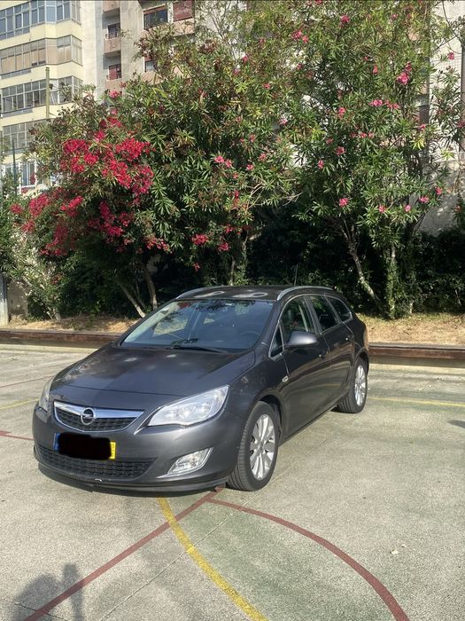 Carrinha Opel Astra J Sports Tourer 1.7 CDTI 125 cv — novembro de 2010 foto 2