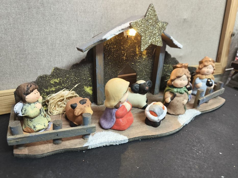 Presépio Cerâmica e Madeira
Presépio decorativo com figuras em cerâmic