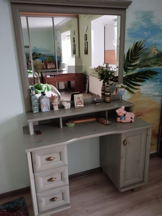 Трюмо , столик для макияжа.