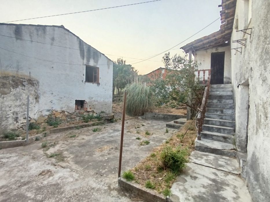 Set of houses for renovation + urban land