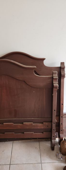 Mobilia quarto mogno bom estado