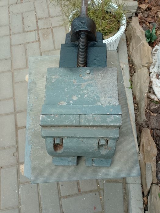 Тиски слесарные, станочные.