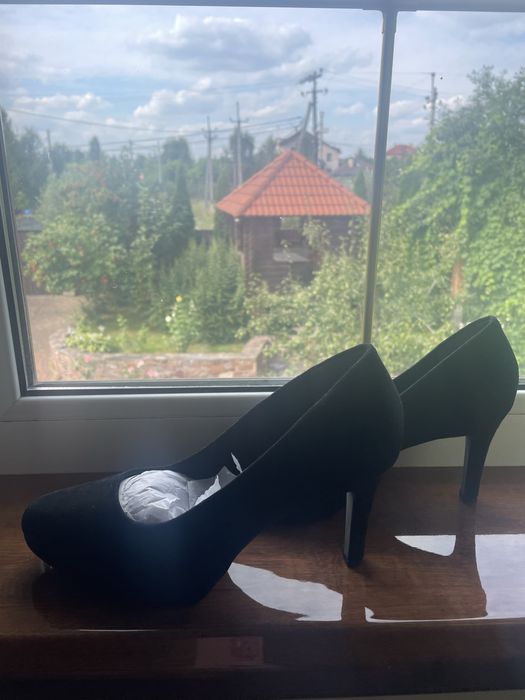 Нове  замшеве взуття