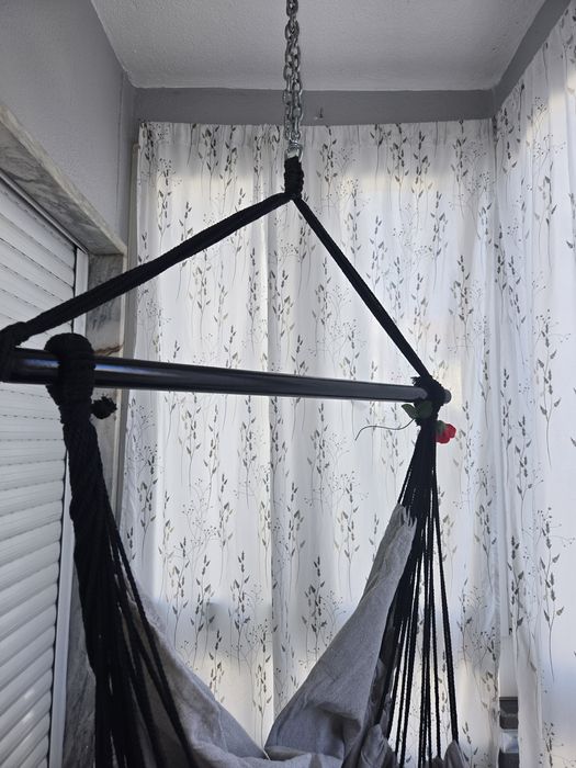 Cadeira baloiço tecido com almofada e barra de suporte