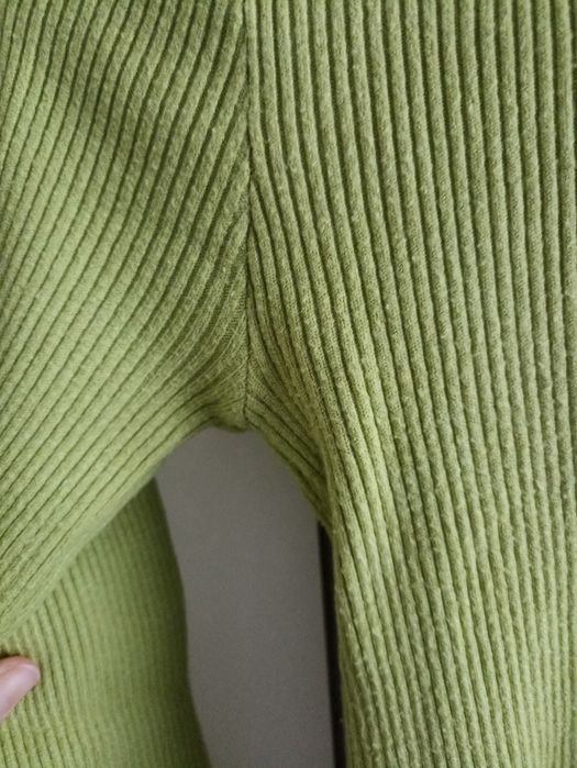 Limonowy sweter golf