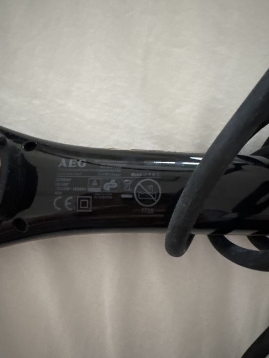 Trata-se de uma escova de alisamento iónica AEG GB 5687.