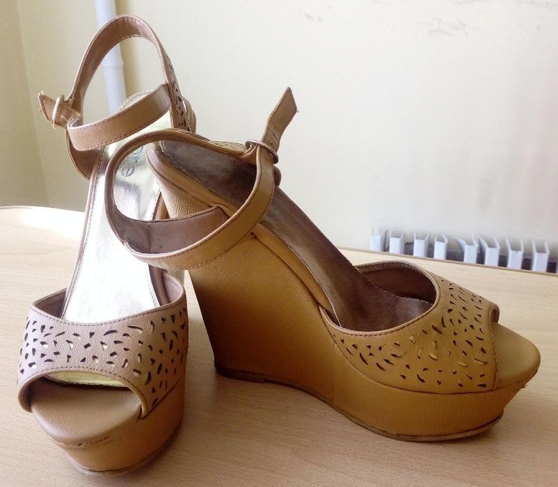 Коричневые босоножки на танкетке