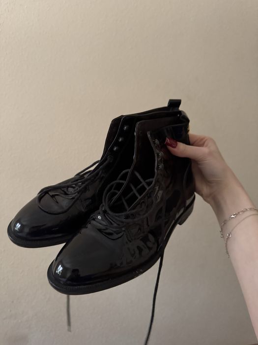 Lakierowane botki do kostki marki Russell & Bromley