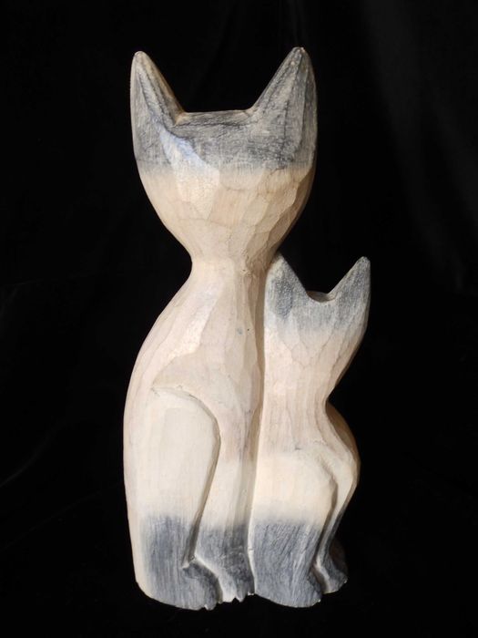 Кошки . Дерево .
