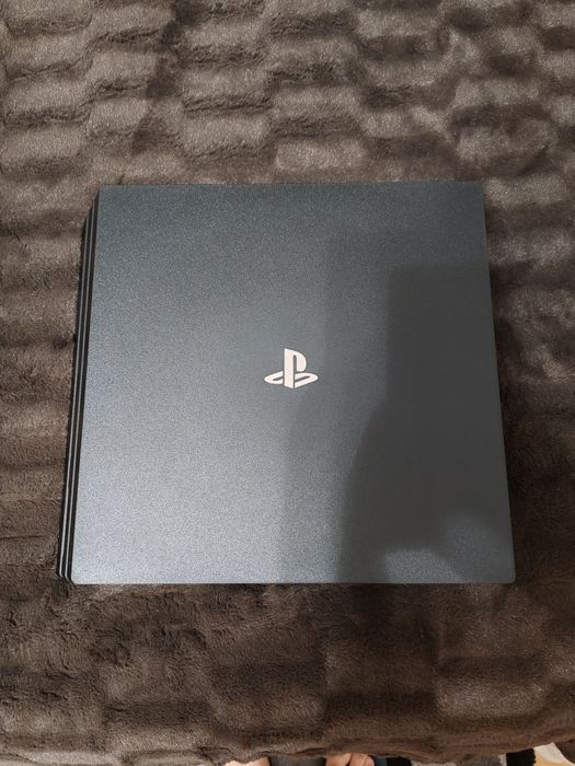 Playstation 4 Pro 1Tb + Disco 1Tb + 5 jogos + 2 comandos