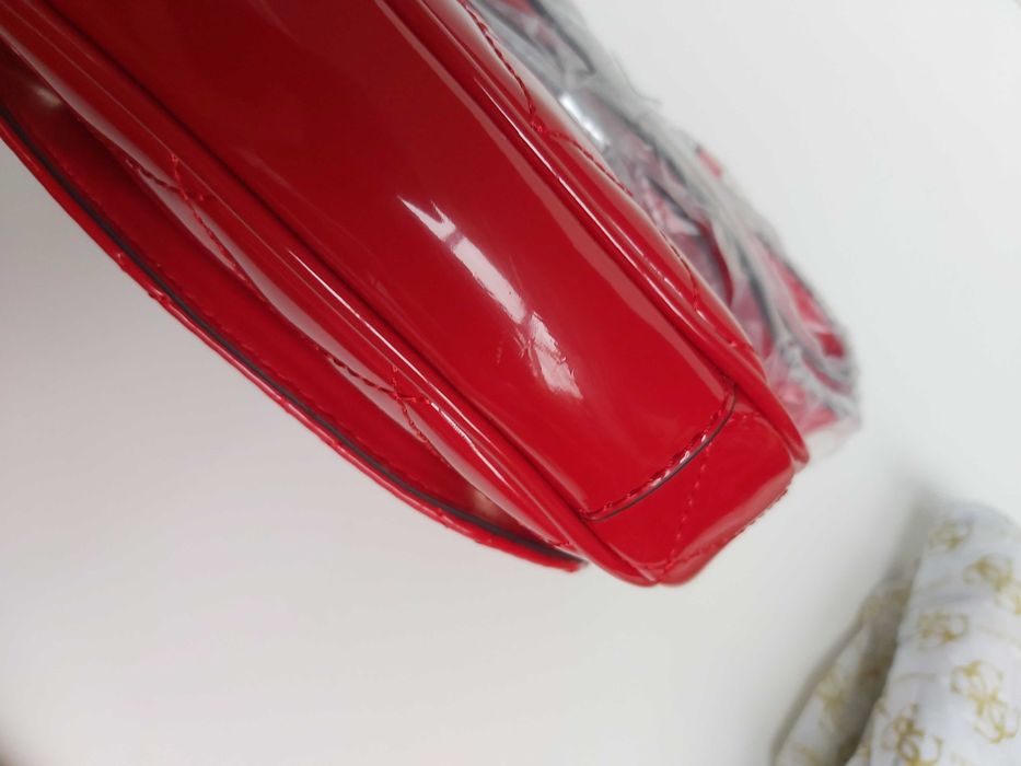 Czerwona torebka lakier GUESS nerka pasek monogram saszetkaT476