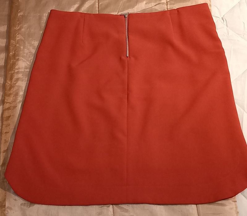 2 saias de verão, cor tijolo e preta c/ desenhos brancos, pelo joelho