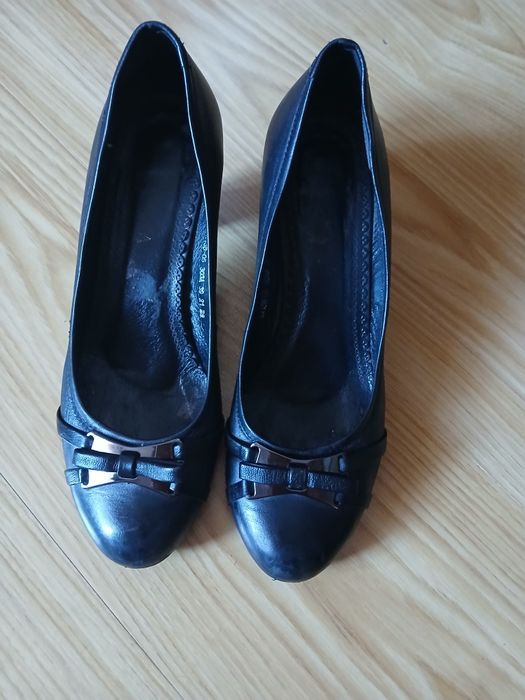 Подарую шкіряні туфлі. Розмір 39.