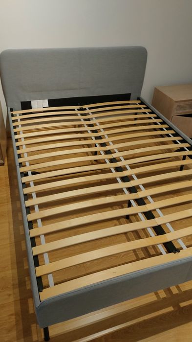 Cama 140x200 quase nova com colchão e cabeceira