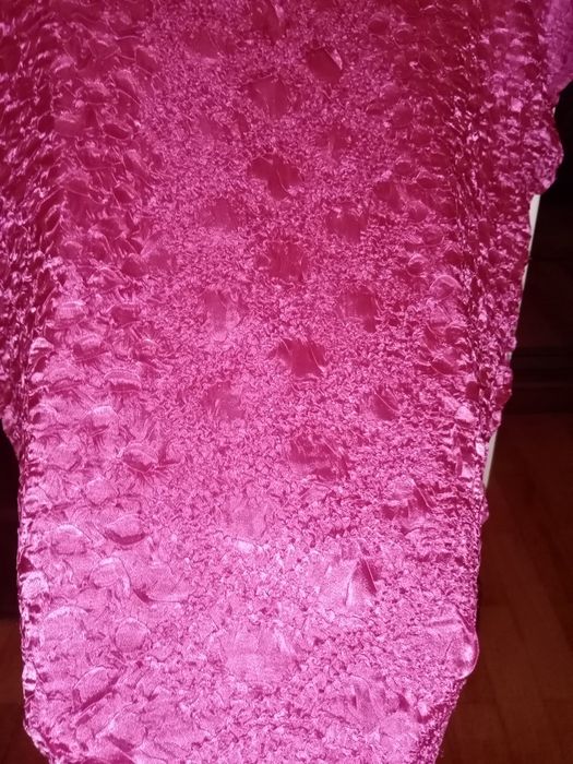 Blusa cor rosa choque aos folhos